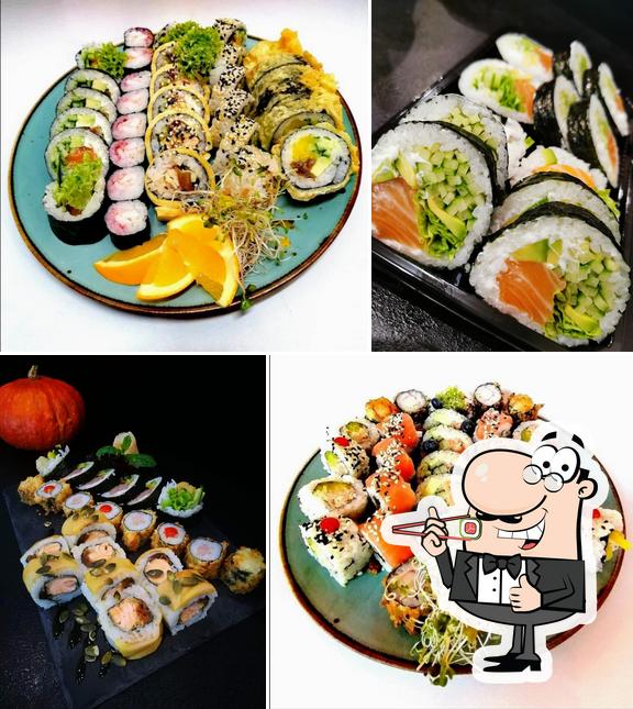 To Tu Sushi Koszalin sirve rollitos de sushi