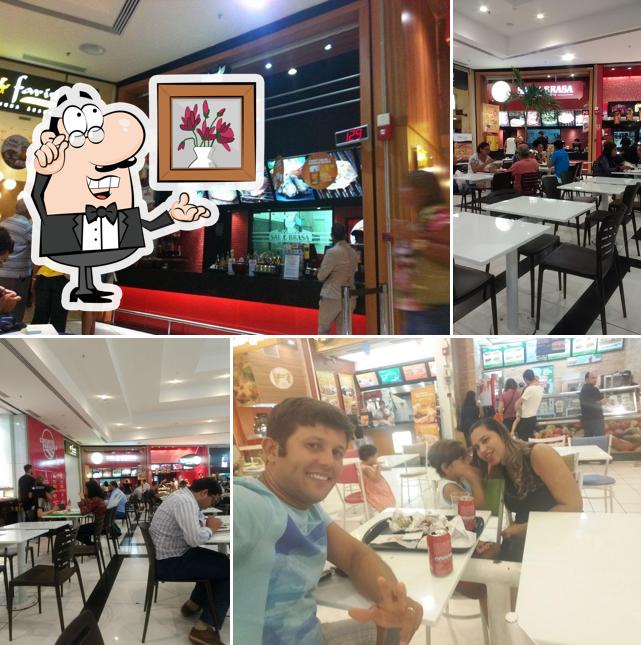 O interior do Sal e Brasa Grill Express - Shopping Paralela