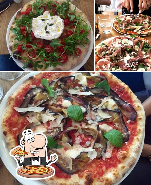 Try out pizza at Baretto Paris