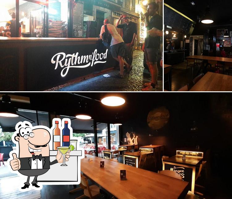 Voici l’image représentant la comptoir de bar et intérieur sur Rythm n' Food