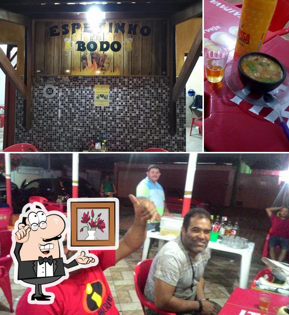 Entre diferentes coisas, interior e comida podem ser encontrados no Bar Churrasquinho Do Zé Bodô e Conexão Burg