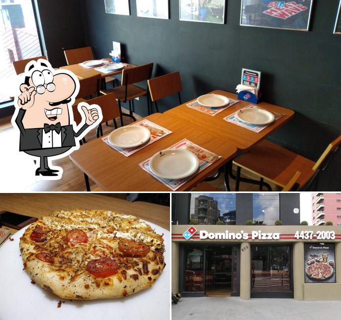 A ilustração a Domino's Pizza’s interior e pizza