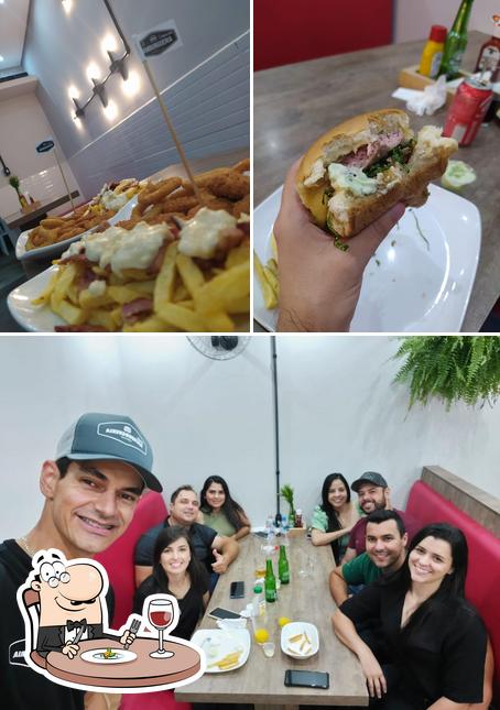 A foto da comida e mesa de jantar a Geffo Hamburgueria