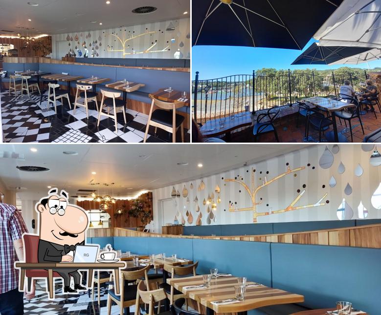Посмотрите на внутренний интерьер "Aqua Restaurant and Bar (In the Hundertwasser Art Centre)"