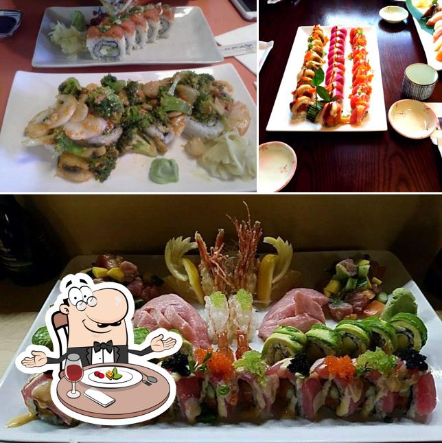 В Koibito Sushi Japanese Restaurant есть столики, еда и многое другое