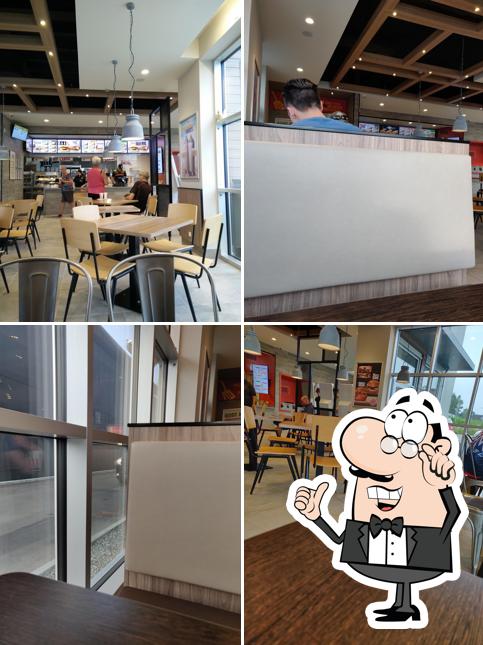 Installez-vous à l'une des tables de Burger King