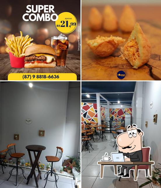 Entre diferentes coisas, interior e comida podem ser encontrados a Coxinha & Cia