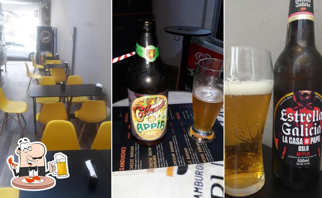 Desfute um copo de cerveja leve ou escura