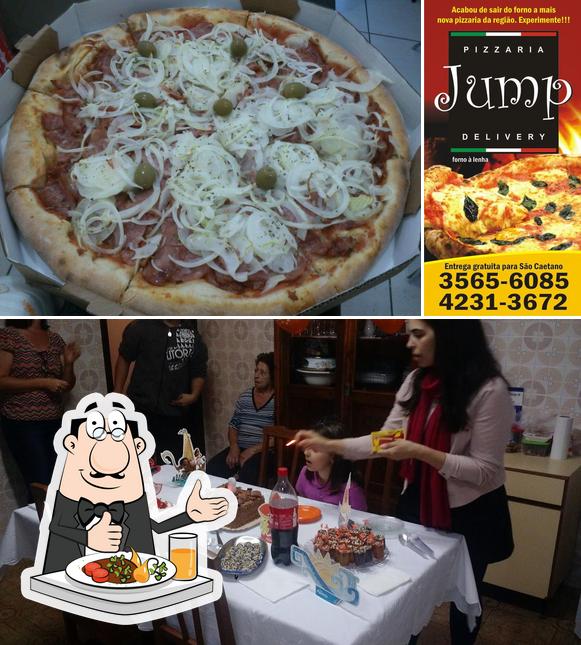 Confira a foto apresentando comida e interior no Pizzaria Jump