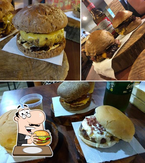 Deguste um dos hambúrgueres oferecidos no MUSTACHEFE BURGUER