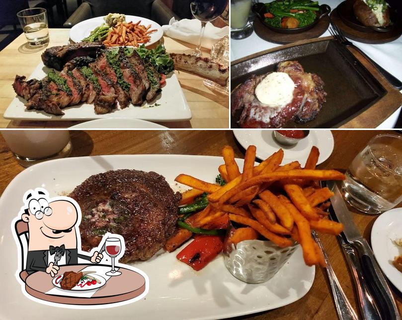 Попробуйте мясные блюда в "Charcoal Steak House"