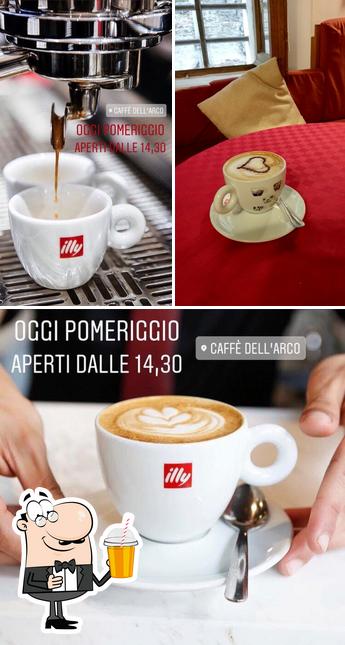 Goditi un drink a Caffe Dell'Arco