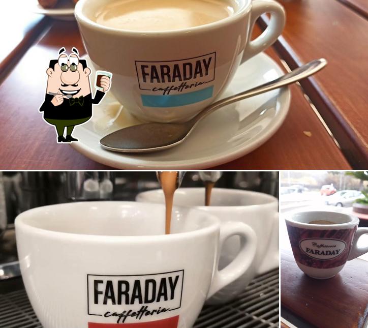 Goditi qualcosa da bere a Faraday Bar