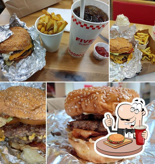 Gli hamburger di Five Guys Via Torino potranno incontrare molti gusti diversi