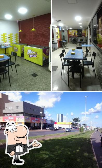 Entre diversos coisas, interior e exterior podem ser encontrados no Kuka Fria Burger