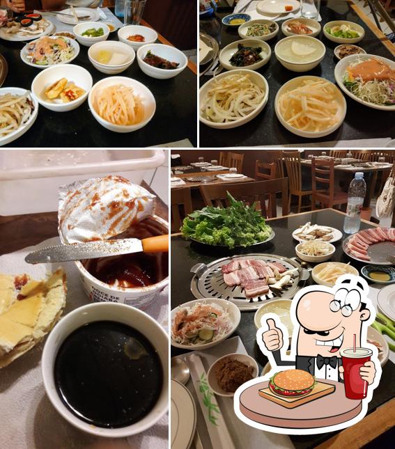 Consiga um hambúrguer no 안골 숯불갈비 ANGOR Restaurante (korean barbeque)