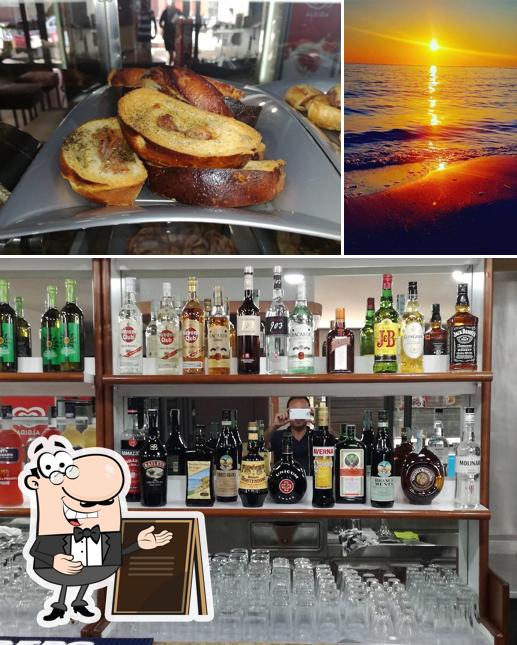 Guarda la foto che raffigura la esterno e cibo di Bar Murabito