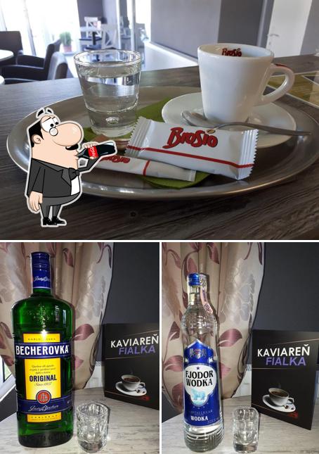 Estas son las imágenes que muestran bebida y comida en Kaviareň Fialka