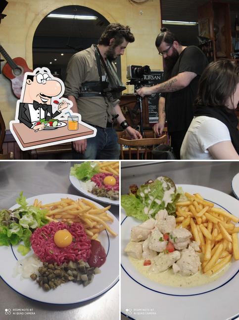 Parmi les diverses choses de la nourriture et la comptoir de bar, une personne peut trouver sur La Guinguette - Bar, Restaurant ouvrier