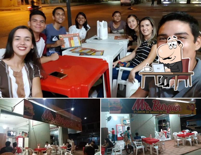 Sente em uma das mesas no Mister Burguer