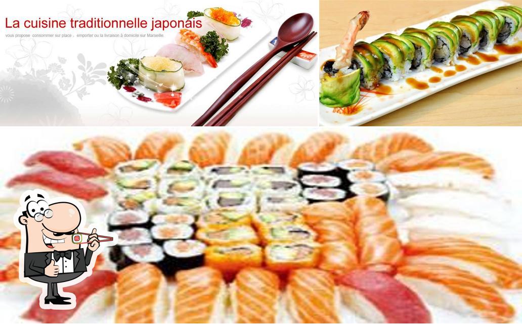 Les sushis sont des aliments populaires provenant du Japon