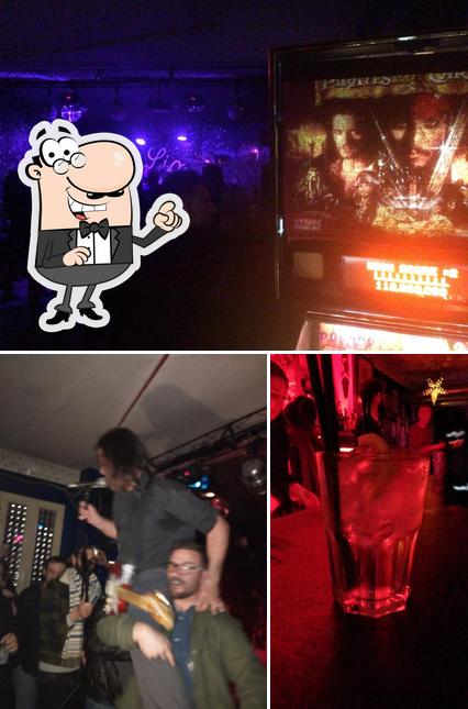 Questa è la foto che presenta la interni e bevanda di Lio Bar