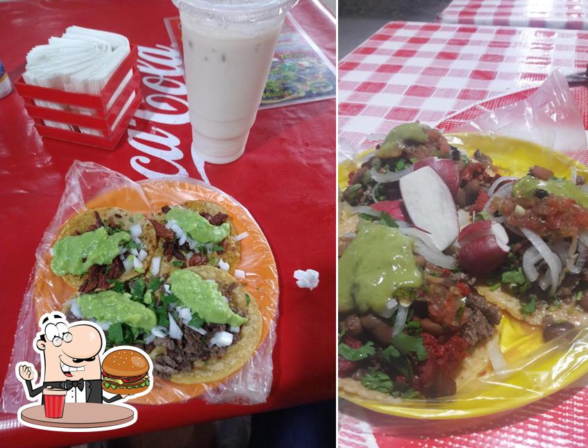 Закажите гамбургеры в "Tacos El Vaquero"