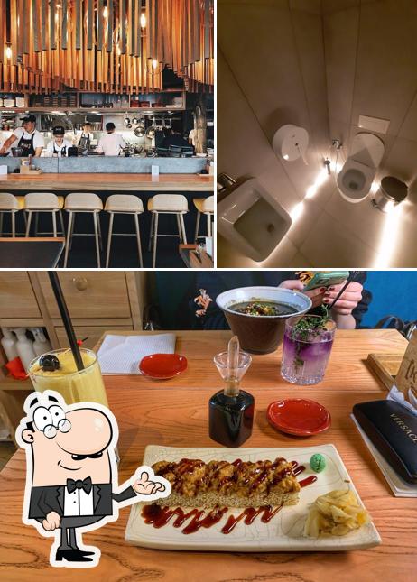 Ku: Ramen Izakaya Bar se distingue par sa intérieur et table à manger