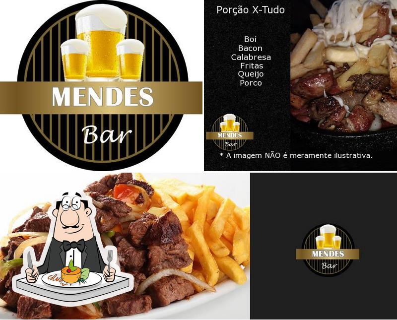 Entre diferentes coisas, comida e cerveja podem ser encontrados no Mendes Bar