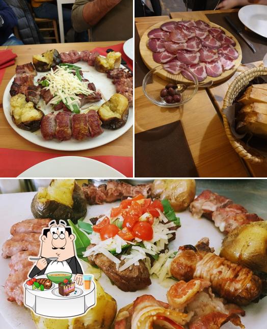 La tavolo da pranzo e cibo del ristorante