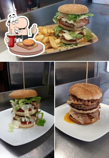 Prueba una hamburguesa en Trattoria Pizzeria Mennula