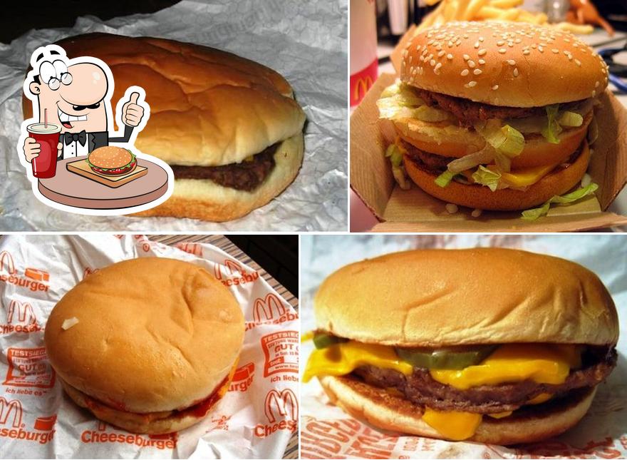 Commandez un hamburger à McDonald's Restaurant