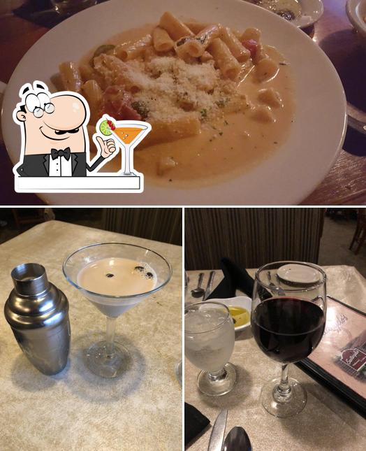 Напитки и еда - все это можно увидеть на этой фотографии из Santangelo's Restaurant