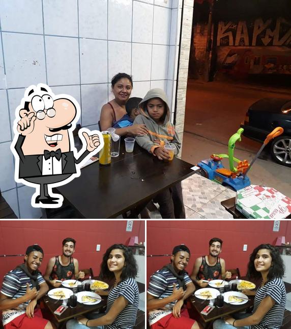 Sente em uma das mesas no Forneria Steeve's Pizzaria