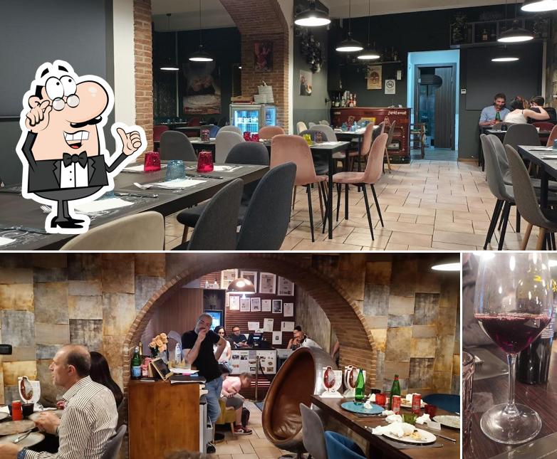 La immagine di interni e vino da Sustable