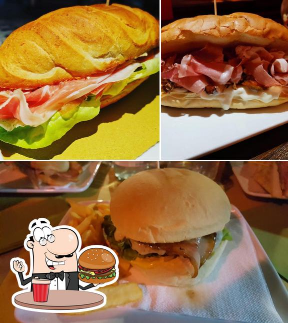 Prova un hamburger a SmokeHouse BBQ Cerveceria