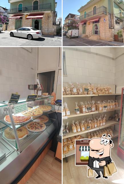 Questa è la immagine che presenta la esterno e cibo di Miccolis