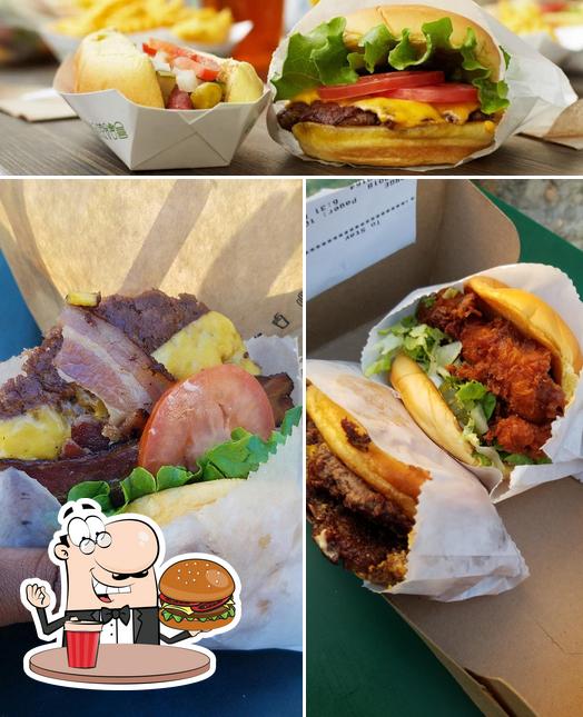 Попробуйте гамбургеры в "Shake Shack Madison Square Park"