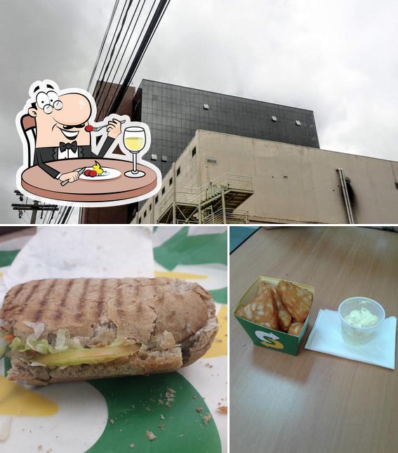 Confira a foto mostrando comida e exterior no Subway