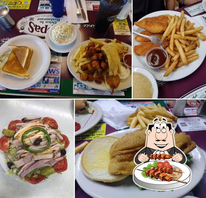 Pescado y patatas fritas y ensalada griega en Pappas Drive-In & Family Restaurant