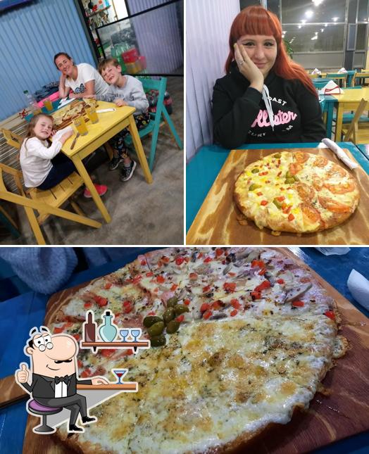 Взгляните на этот снимок, где видны внутреннее оформление и пицца в Pizza Bar Don Nicola