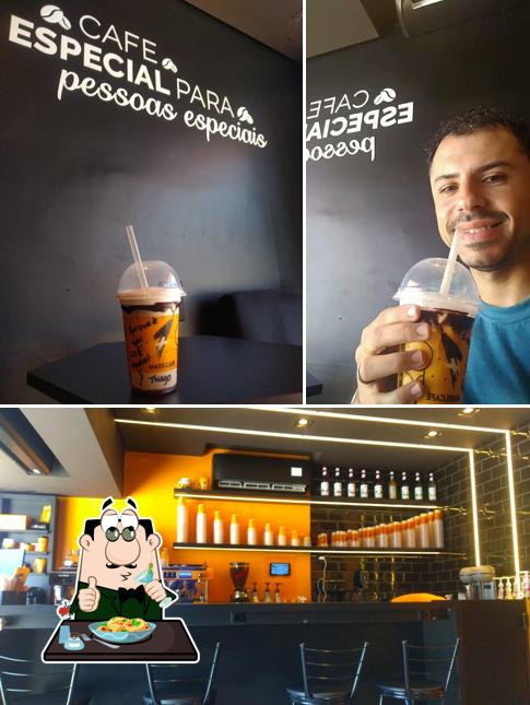 Esta é a imagem ilustrando comida e interior no Cafeteria Mais1 Café - Esteio