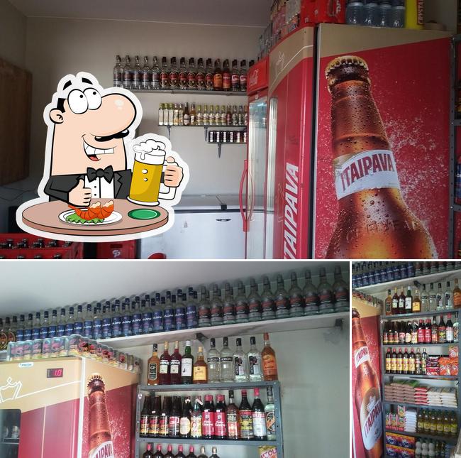 Desfute um copo de cerveja leve ou escura