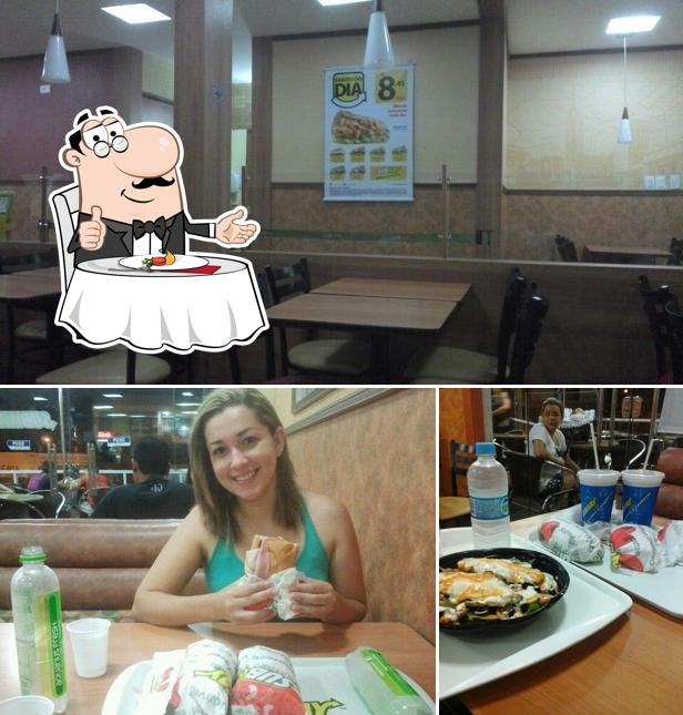 Confira a imagem apresentando mesa de jantar e interior no Subway