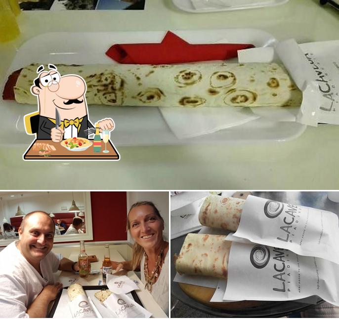 La foto di cibo e tavolo da pranzo da La Caveja - Piadineria Cantù