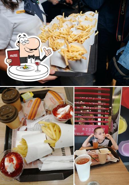Взгляните на это изображение, где видны еда и столики в Вкусно — и точка