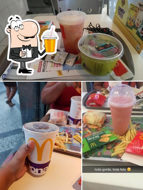 Desfrute de um drinque no McDonald's