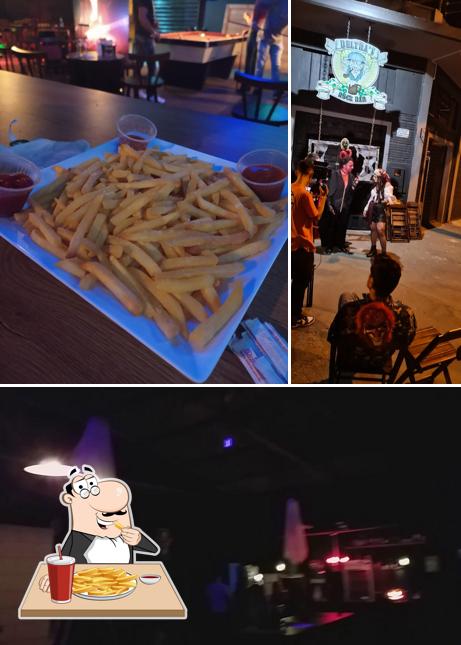 Experimente cbatatas fritas francesas no Beltra's Rock Bar