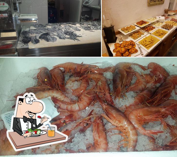 La cibo e interni del ristorante