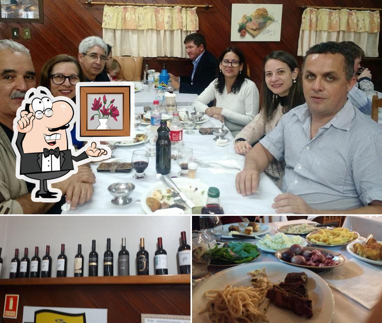 Esta é a ilustração apresentando interior e comida no Churrascaria Angelo's